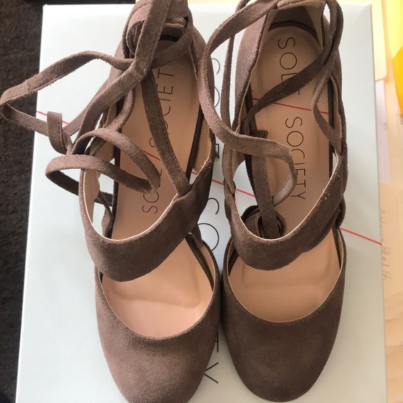 Sole Society Isabeli Pump in Taupe - Picture 6 of 7